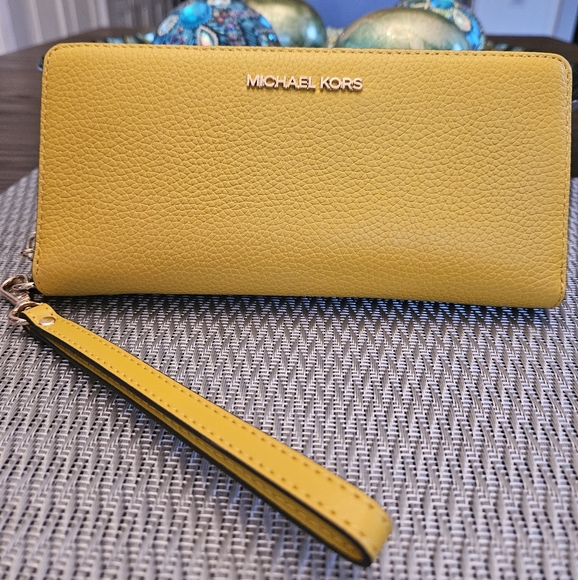 Michael Kors NWT Large Travel Continental Wallet - Picture 1 of 6